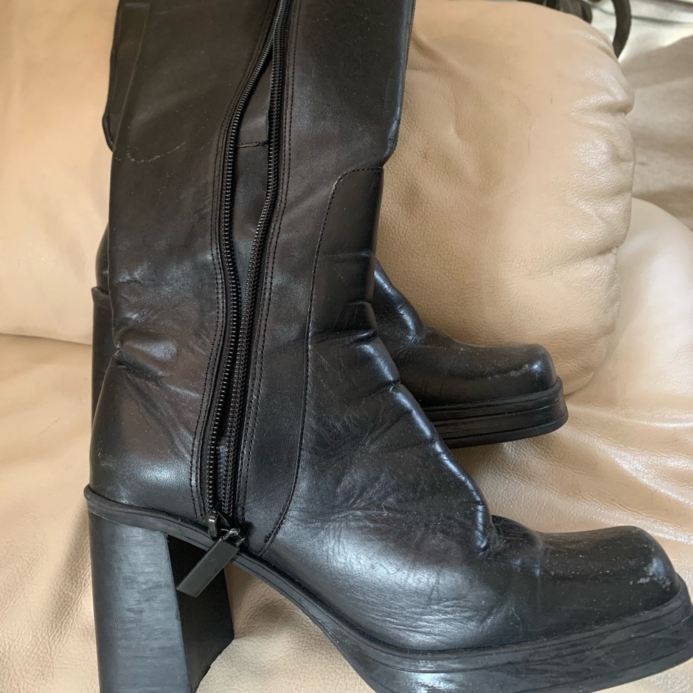 Beautiful comfortable black boots lightly worn!!